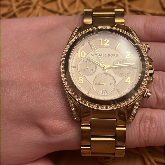 Women’s Michael Kors Watch (Gold Colored) - Picture 6 of 8
